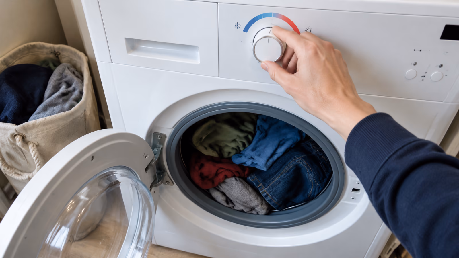A washing-machine temperature dial highlighting the choice between cold and warm settings